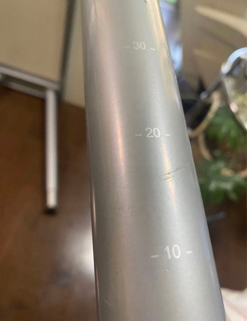 IKEAのホワイトデスク(高さ調節可能)