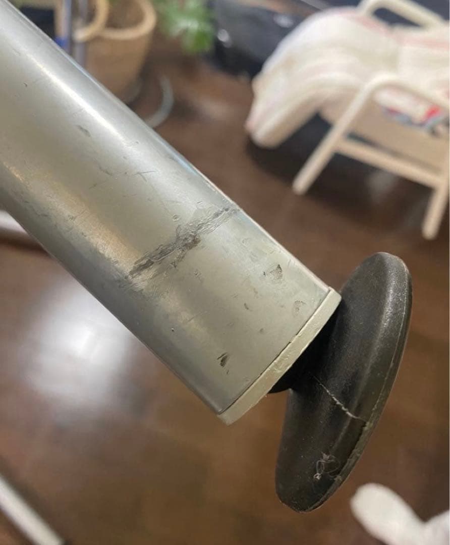 IKEAのホワイトデスク(高さ調節可能)