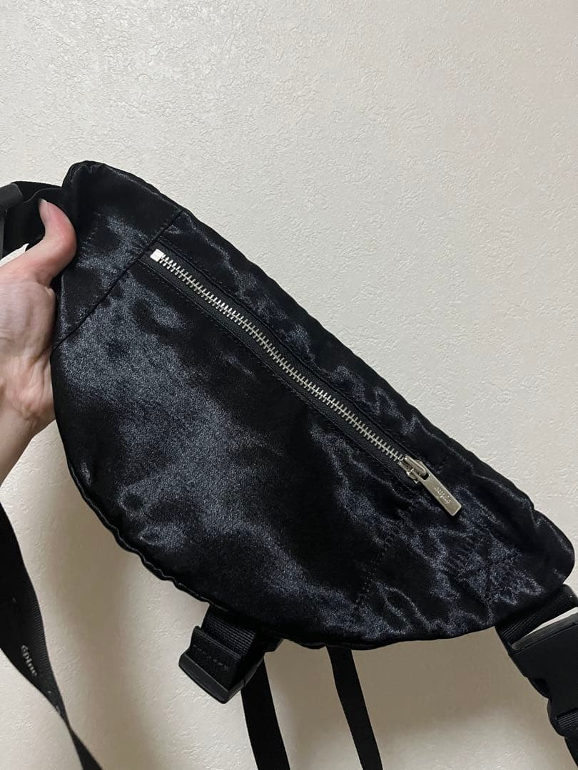 é ribbon satin 2way body bag ブラック