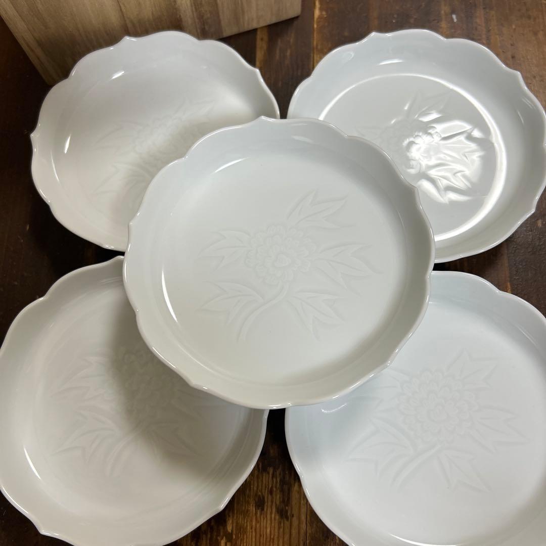 人間国宝　井上萬ニ　白磁牡丹彫文　銘々皿　共箱　牡丹