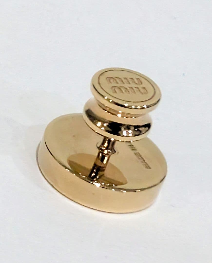 Miu Miu ミュウミュウ エナメル メタル ロゴ ブローチ﻿