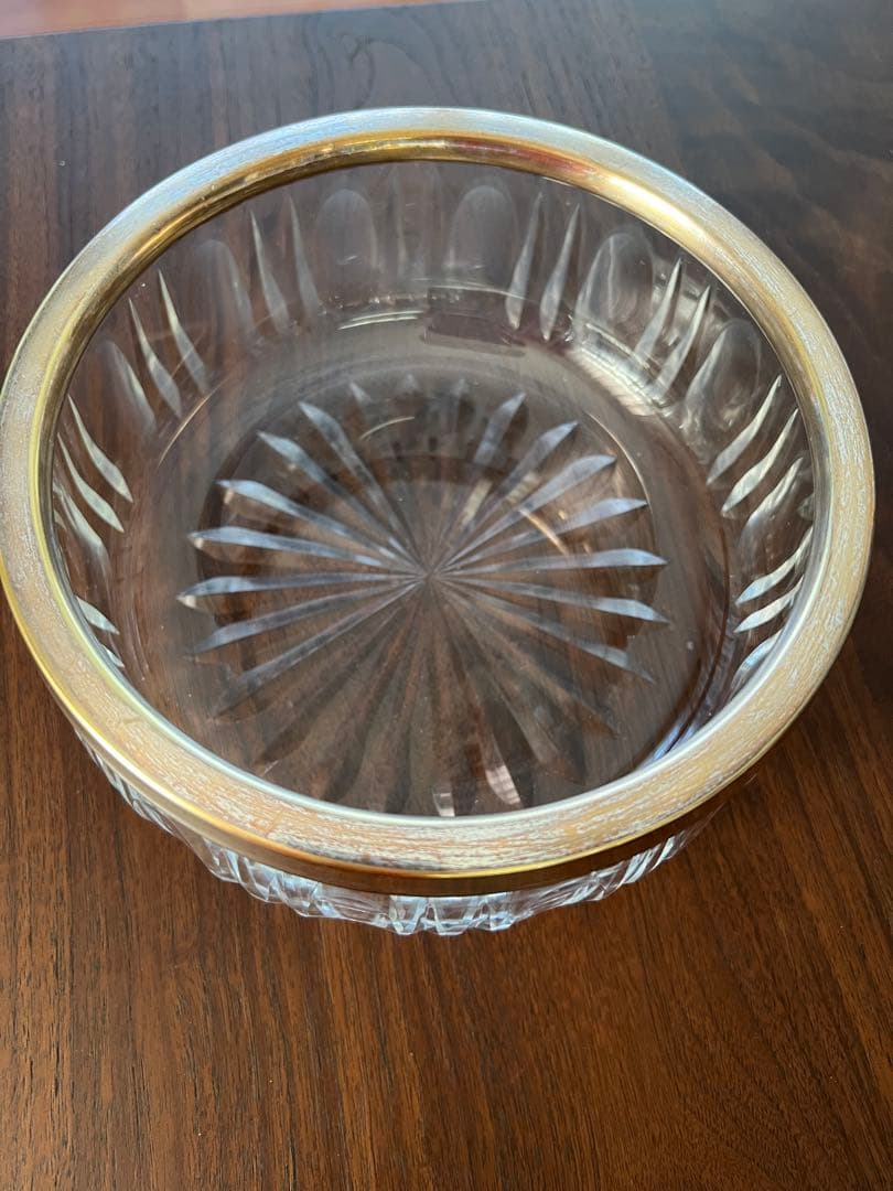 お薦めの一品です　カットグラス　本体に銀製のリム　ボウル