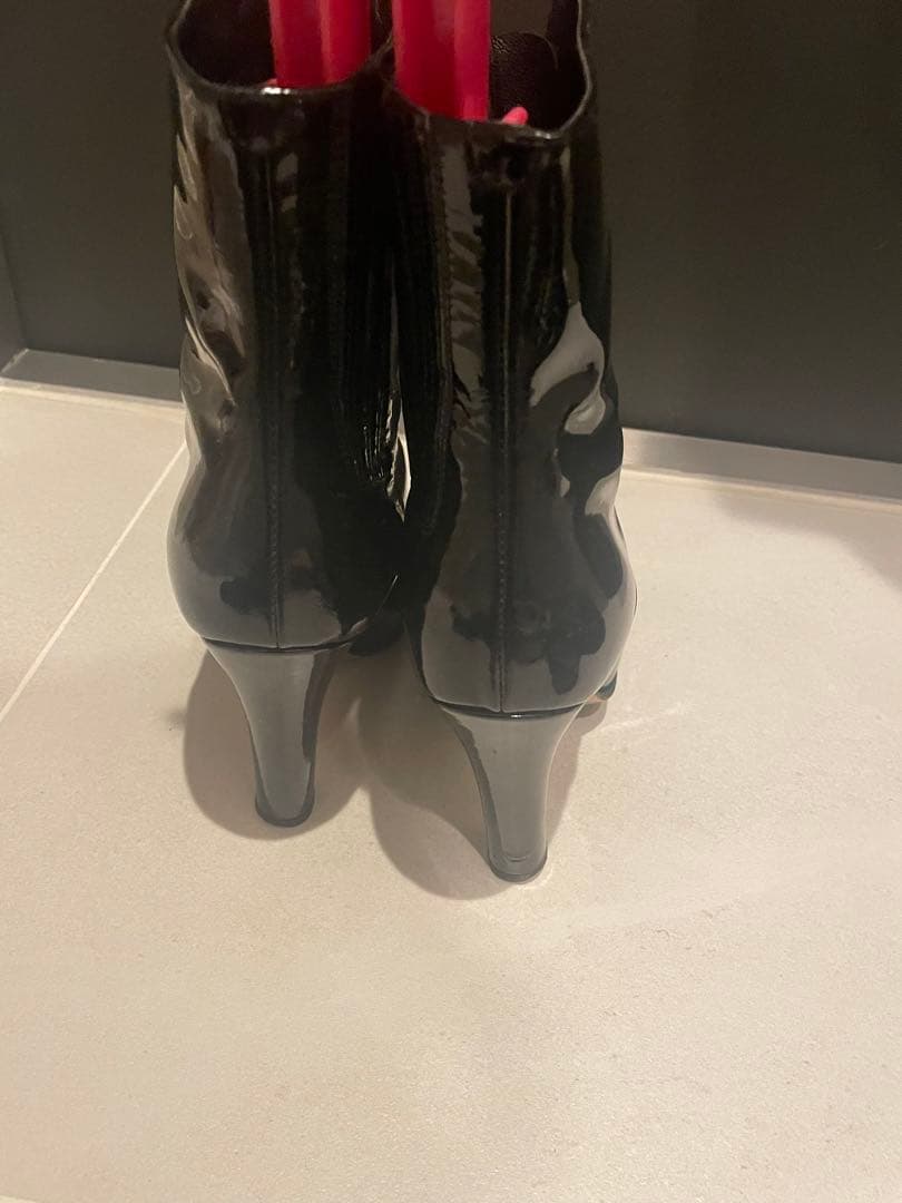 バレンティノ　エナメル黒 光沢 ジッパーショートブーツ