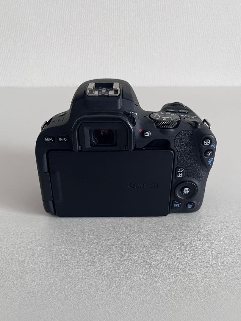 美品Canon EOS KISS X9デジタル一眼レフカメラ EF-Sレンズ付き