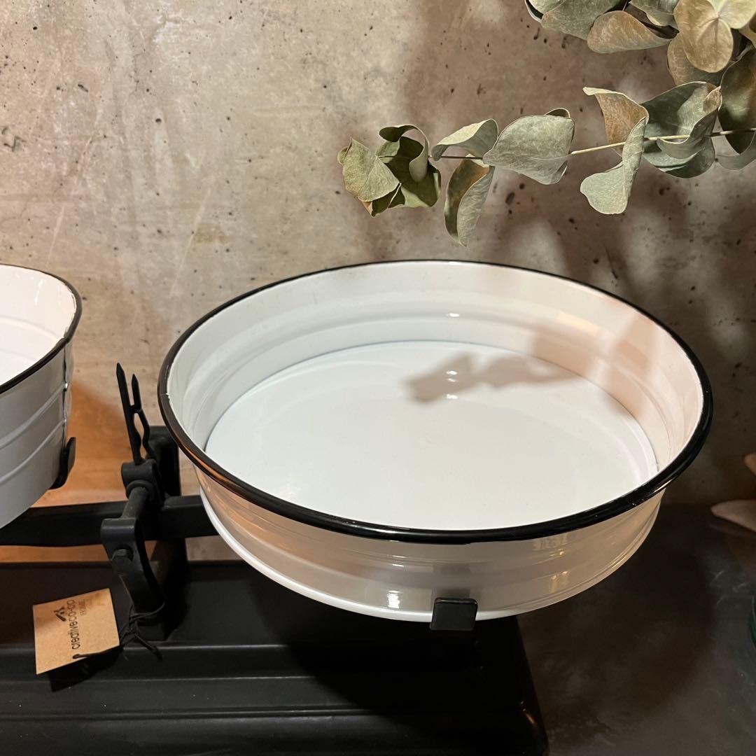 新品未使用　インテリア天秤計り　スケール　ホーロー　琺瑯　什器備品　ガーデン雑貨