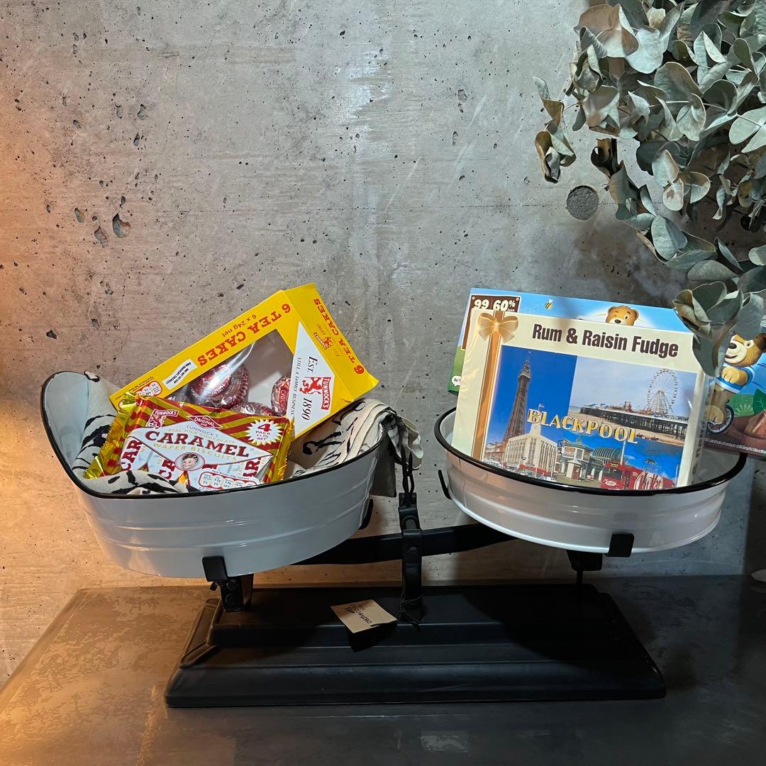 新品未使用　インテリア天秤計り　スケール　ホーロー　琺瑯　什器備品　ガーデン雑貨