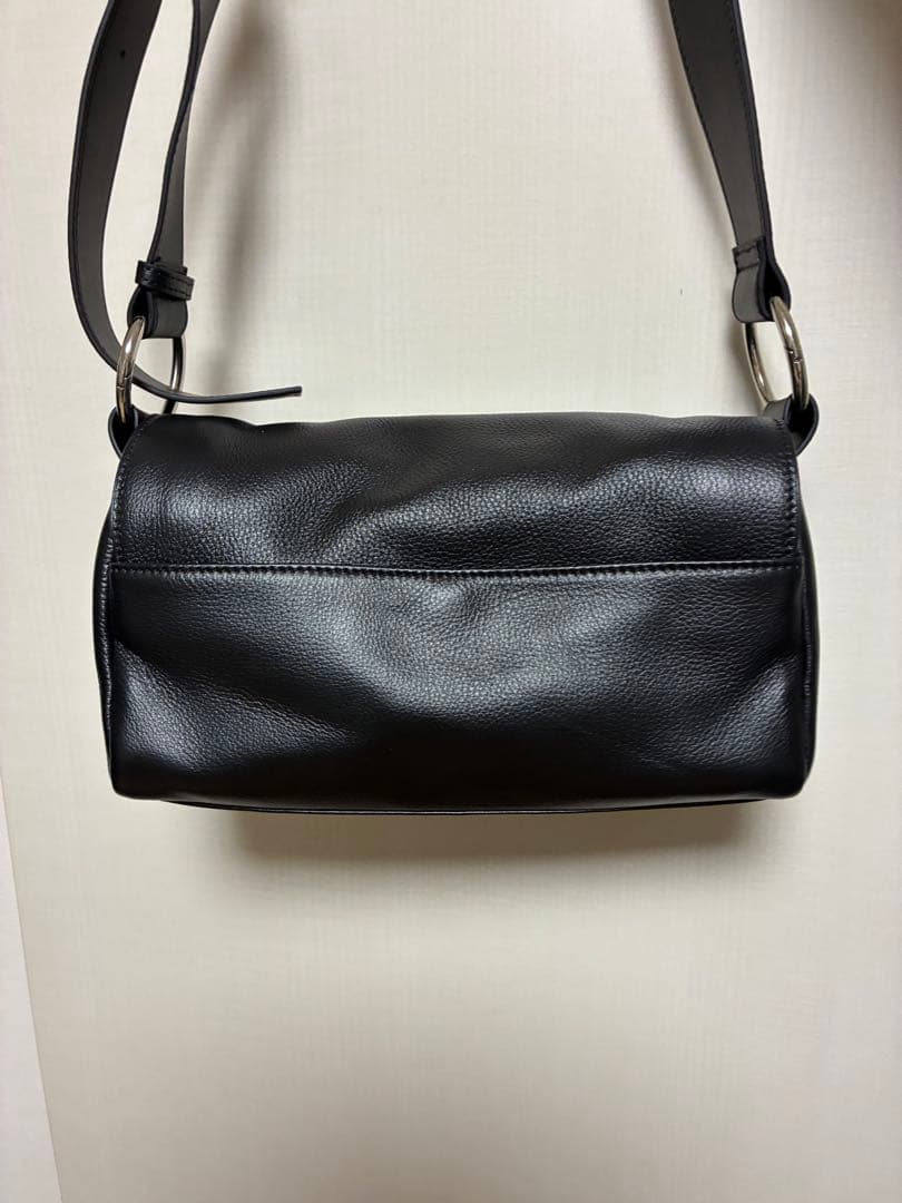 ブラックレザーショルダーバッグ　BEARDSLEY ビアズリー