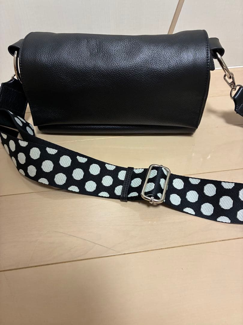 ブラックレザーショルダーバッグ　BEARDSLEY ビアズリー