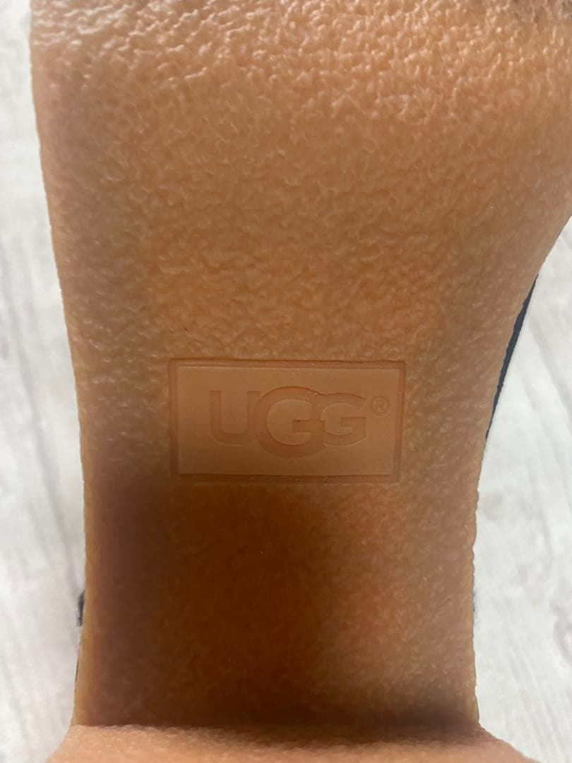 UGG ブラック ヒール付きムートンブーツ