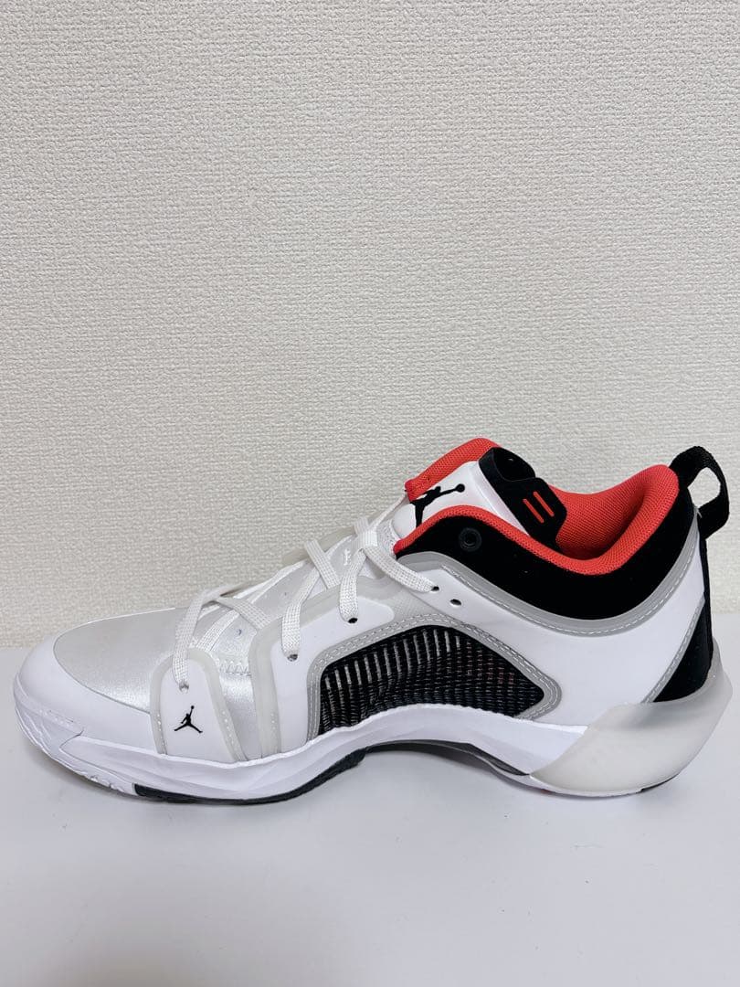 新品・未使用NIKE エアジョーダン 37 ロー PFホワイトバッシュ26.5㎝