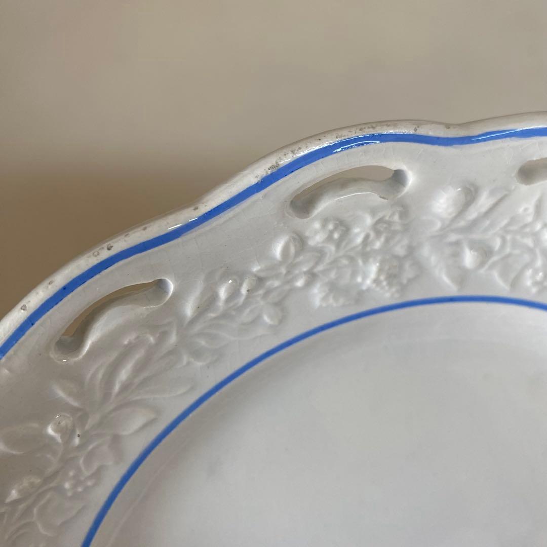 Choisy le Roi 白いレリーフのお皿