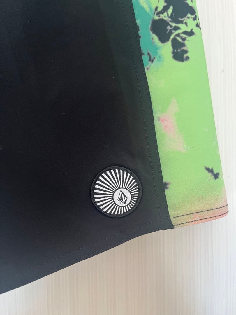 新品　ボルコム　VOLCOM ボードショーツ 水着　サーフパンツ　サーフパンツ