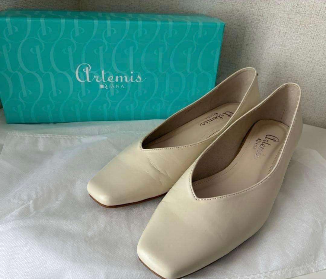 アルテミスバイダイアナ　パールヒール　Vカット フラットシューズ　アイボリー