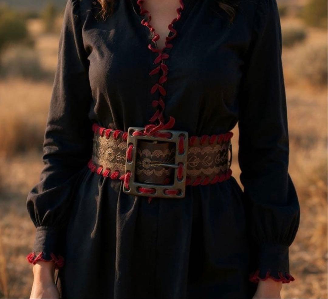 DSQUARED2 レザーベルト 花柄 型押し 赤レース装飾