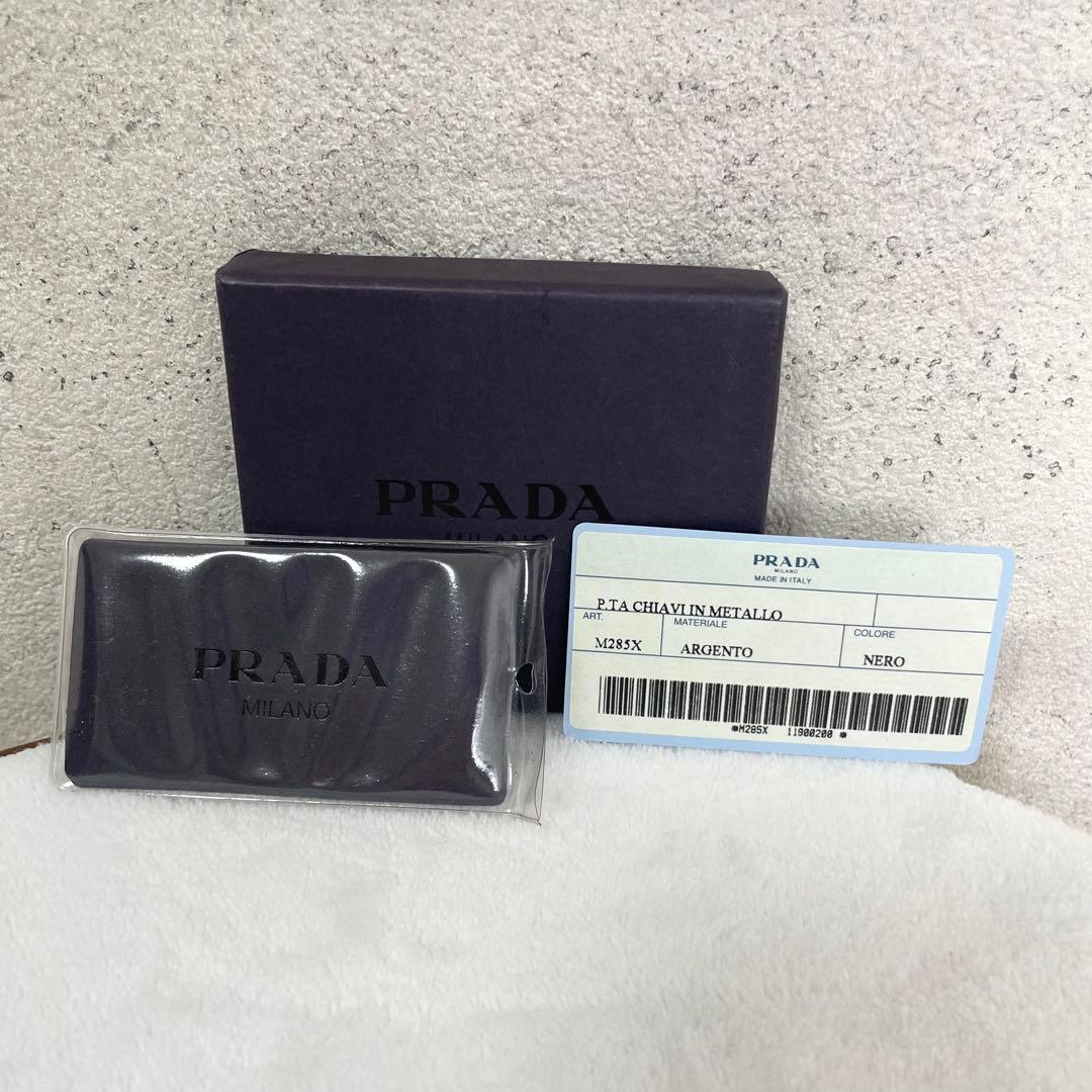 PRADA プラダ　キーリング　三角プレート　ブラック　シルバー　ロゴ