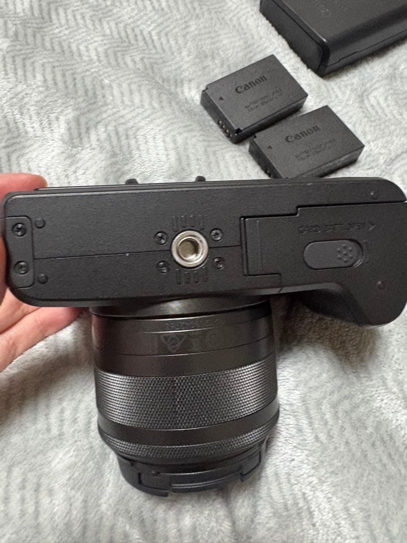 Canon EOS Kiss M ミラーレス一眼バッテリー2個付き