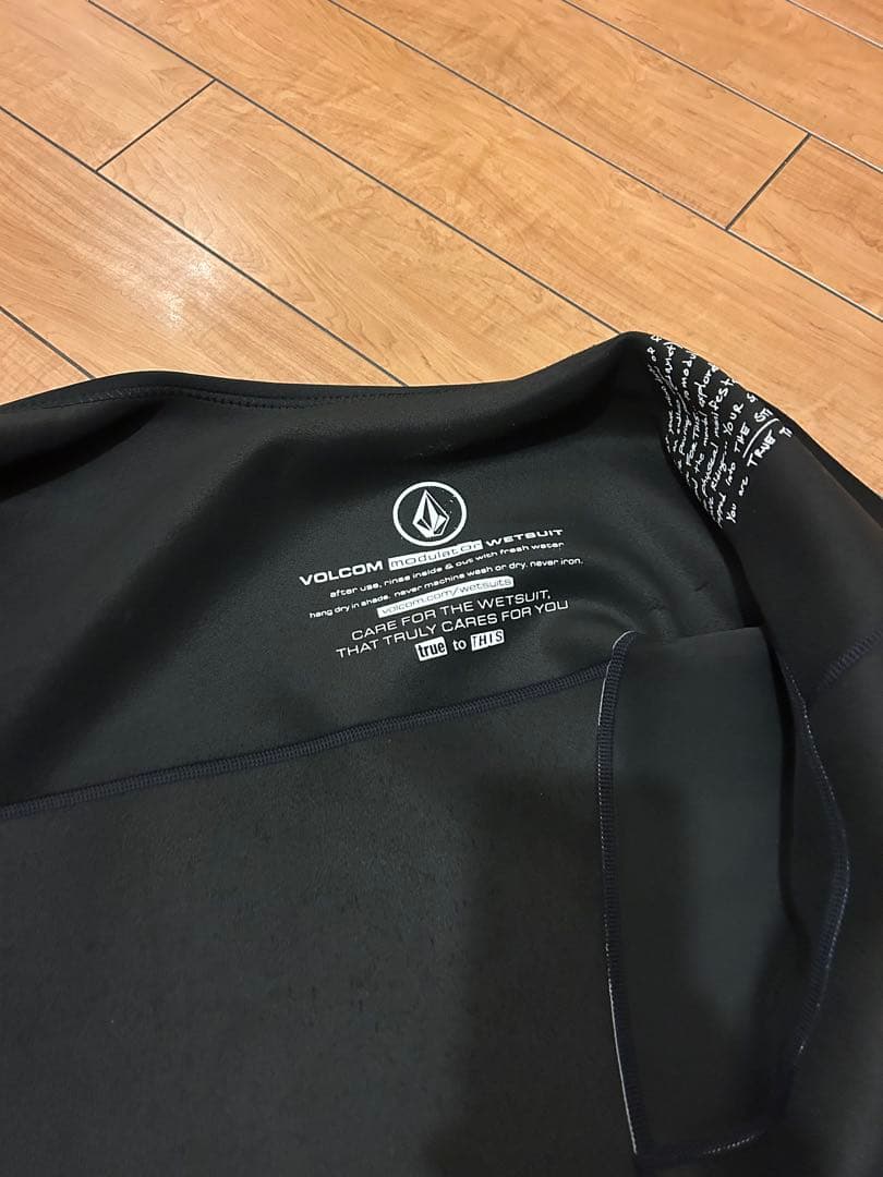 VOLCOM タッパー Lサイズ