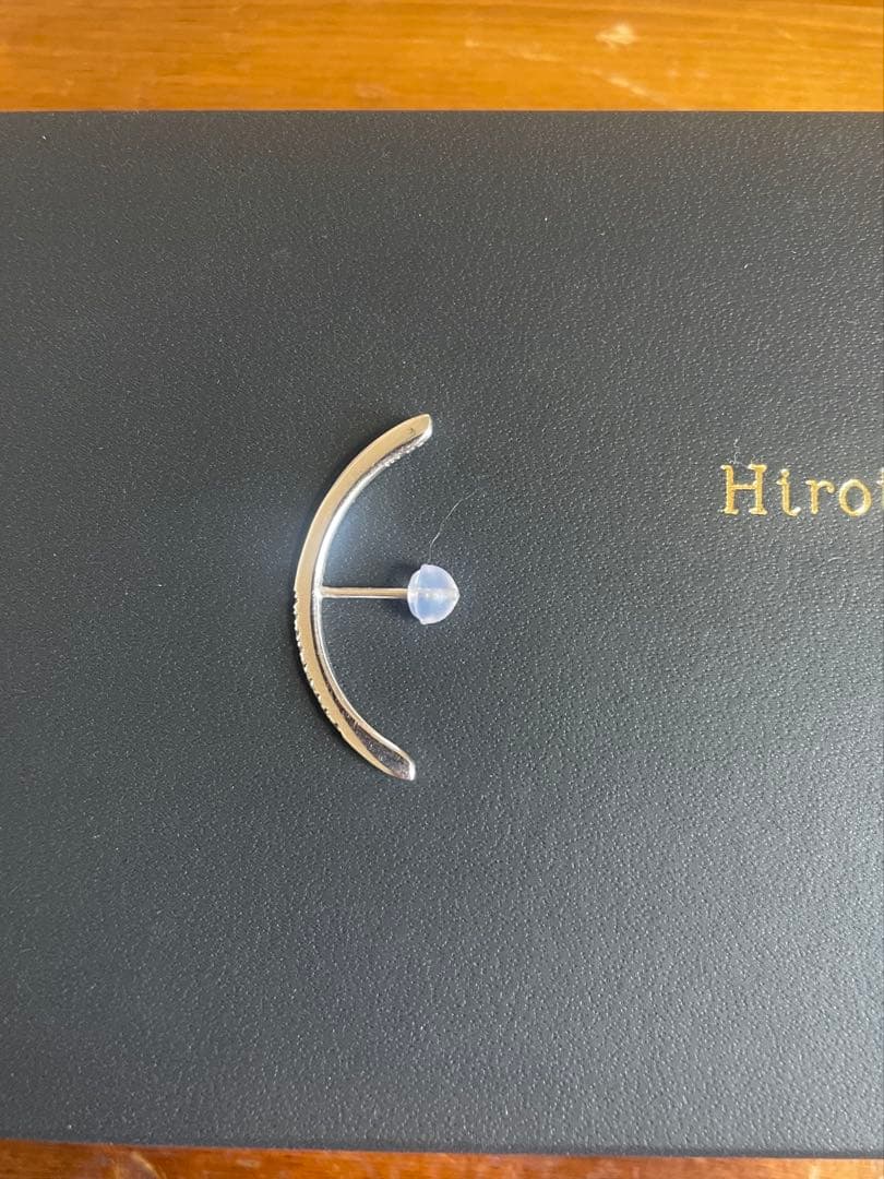 Hirotaka ヒロタカ　Bowダイヤモンドピアス