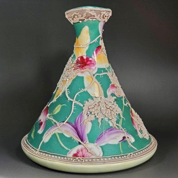 里帰り　21.5㎝　　オールドニッポン　緑蒼地一陳盛上花図紋片耳飾壷