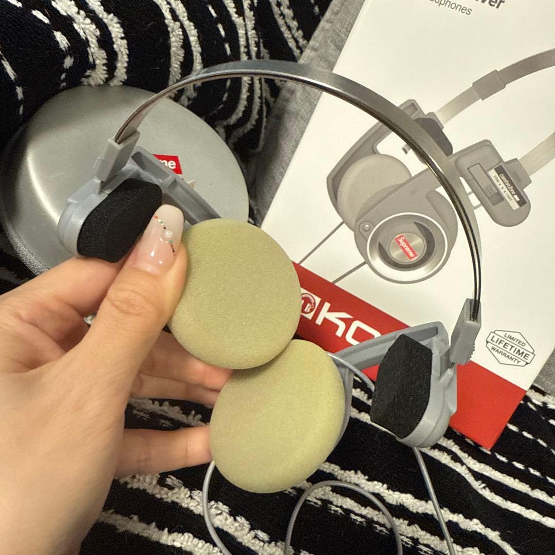 SupremeとKossのコラボのヘッドホンです。