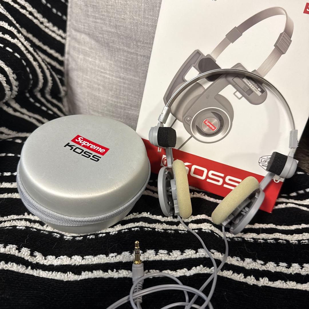 SupremeとKossのコラボのヘッドホンです。