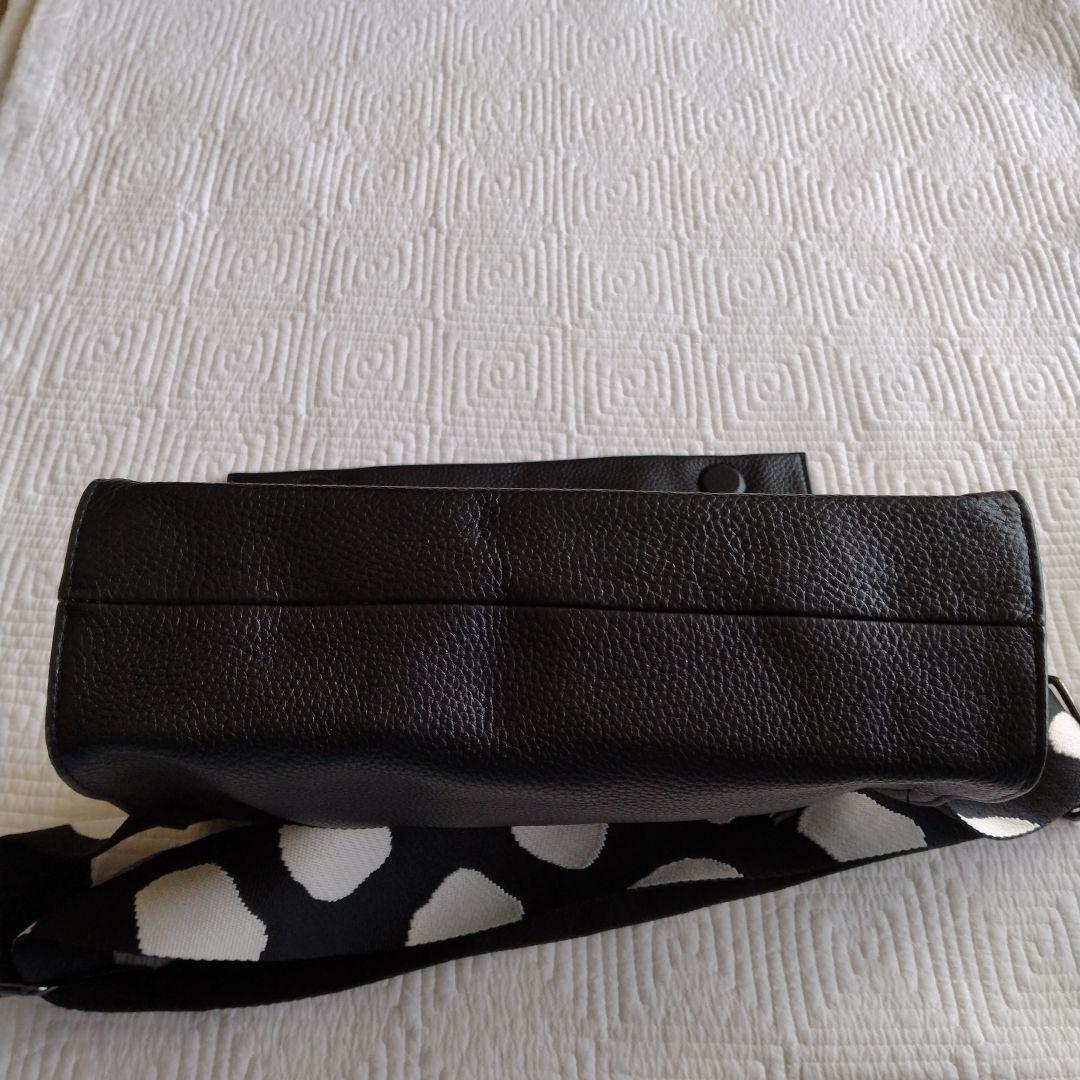 ear ブラックレザー ボディバッグ