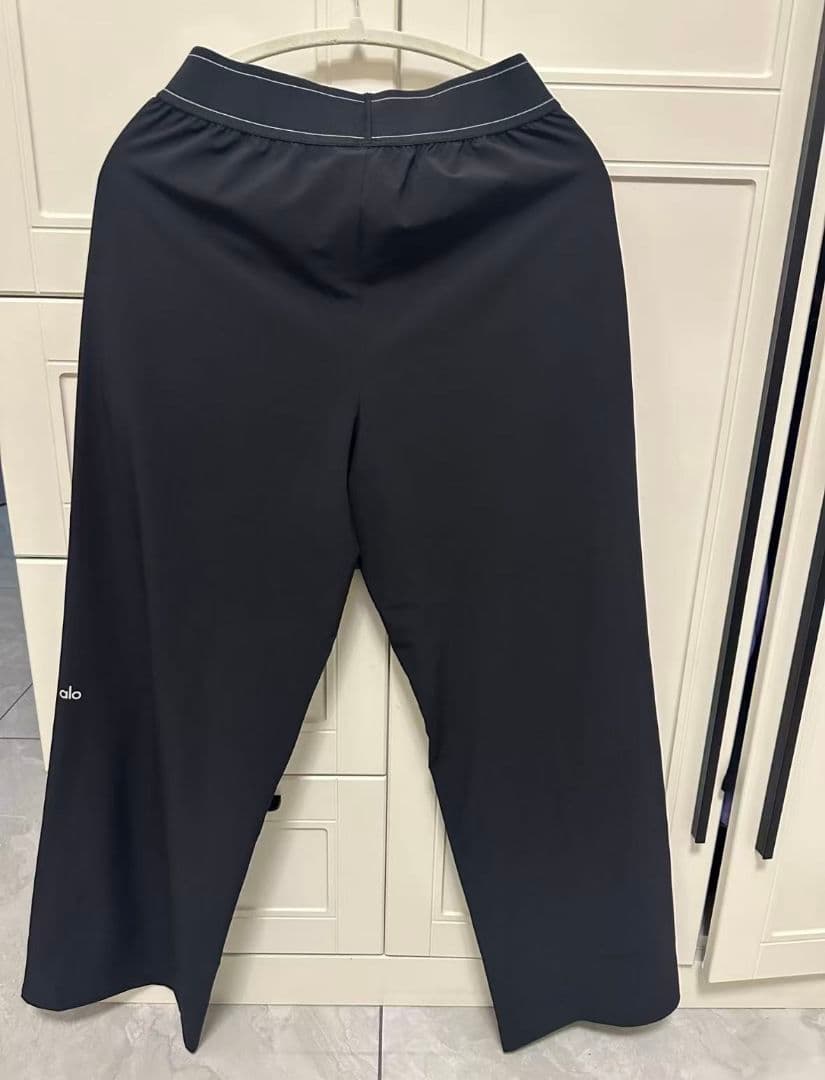 新品未使用 alo Yoga 黒色のSサイズ