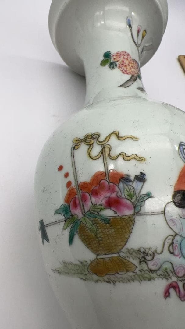 清嘉慶時代 【大清嘉慶年製】在銘 粉彩人物物語文盤口瓶 景徳鎮　花瓶 (Y-5)