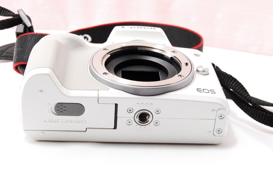 〓ミラーレス一眼レフ〓キヤノン EOS kiss M＋EF-M 15-45mm