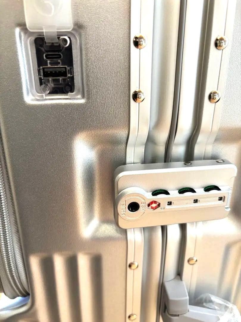 ラスト1点 スーツケースTSAロックMサイズ65Lシルバー