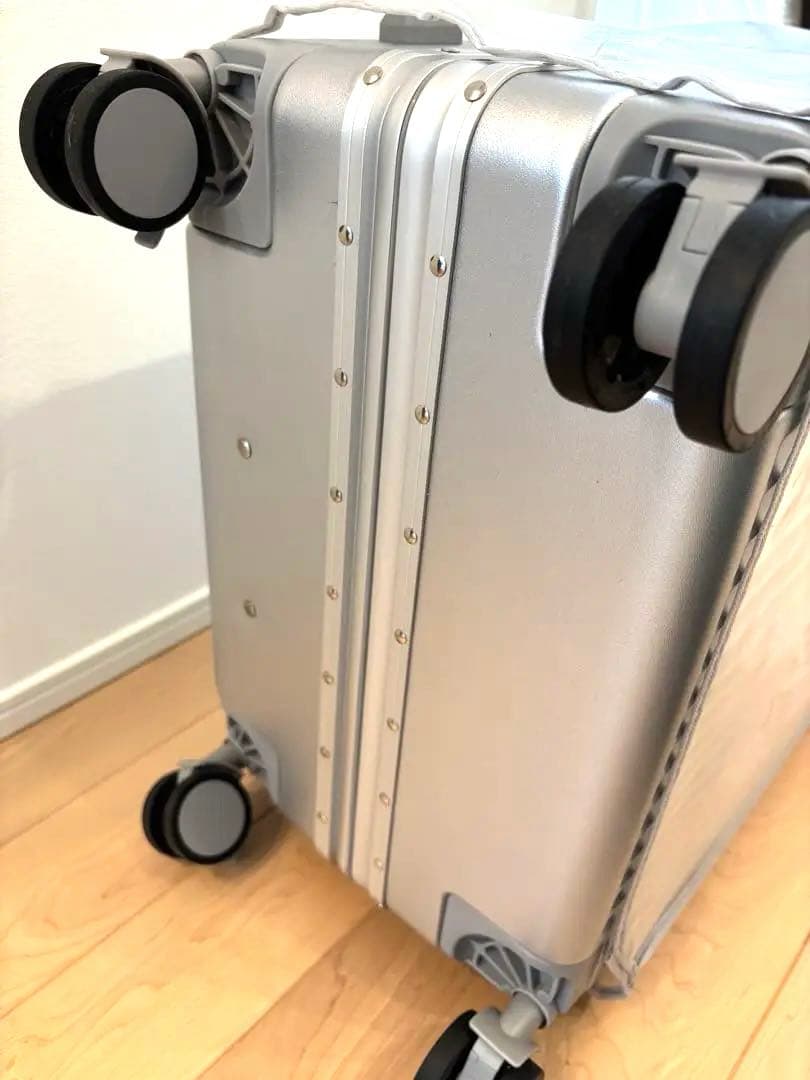 ラスト1点 スーツケースTSAロックMサイズ65Lシルバー