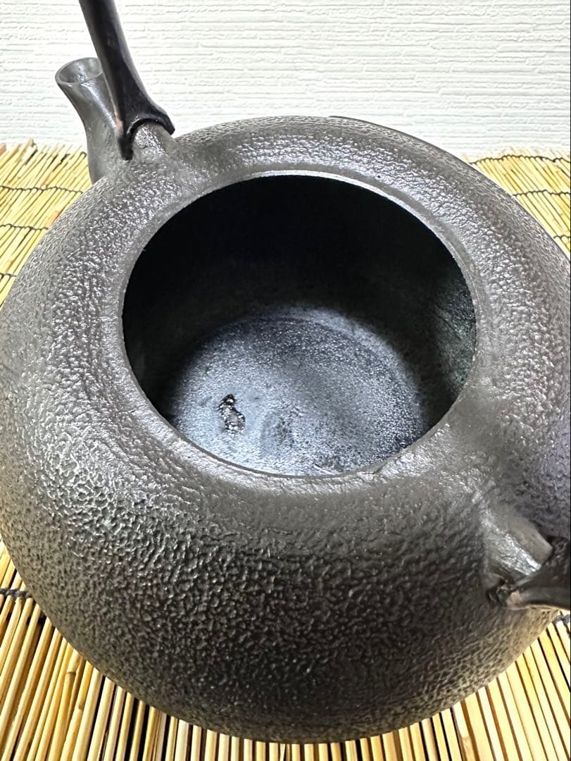 未使用品、付属品付　南部盛栄堂(ＯＩＧＥＮ)造　１８型酉紋様　南部鉄瓶 南部鉄器