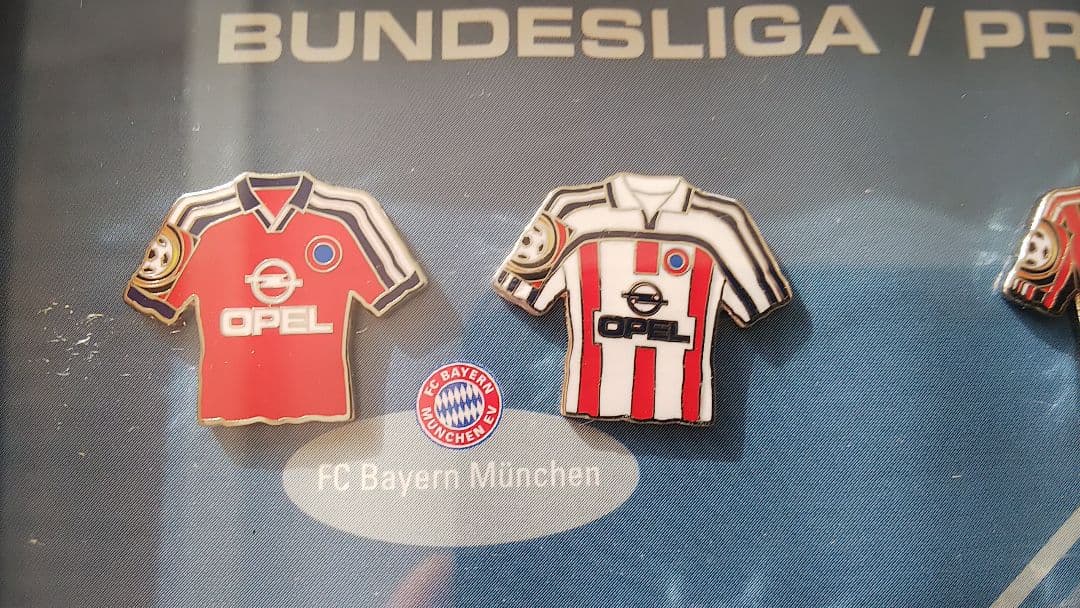 2000-01ブンデスリーガ1部ユニピン37個(ホーム&アウェイ、ロゴ)額付