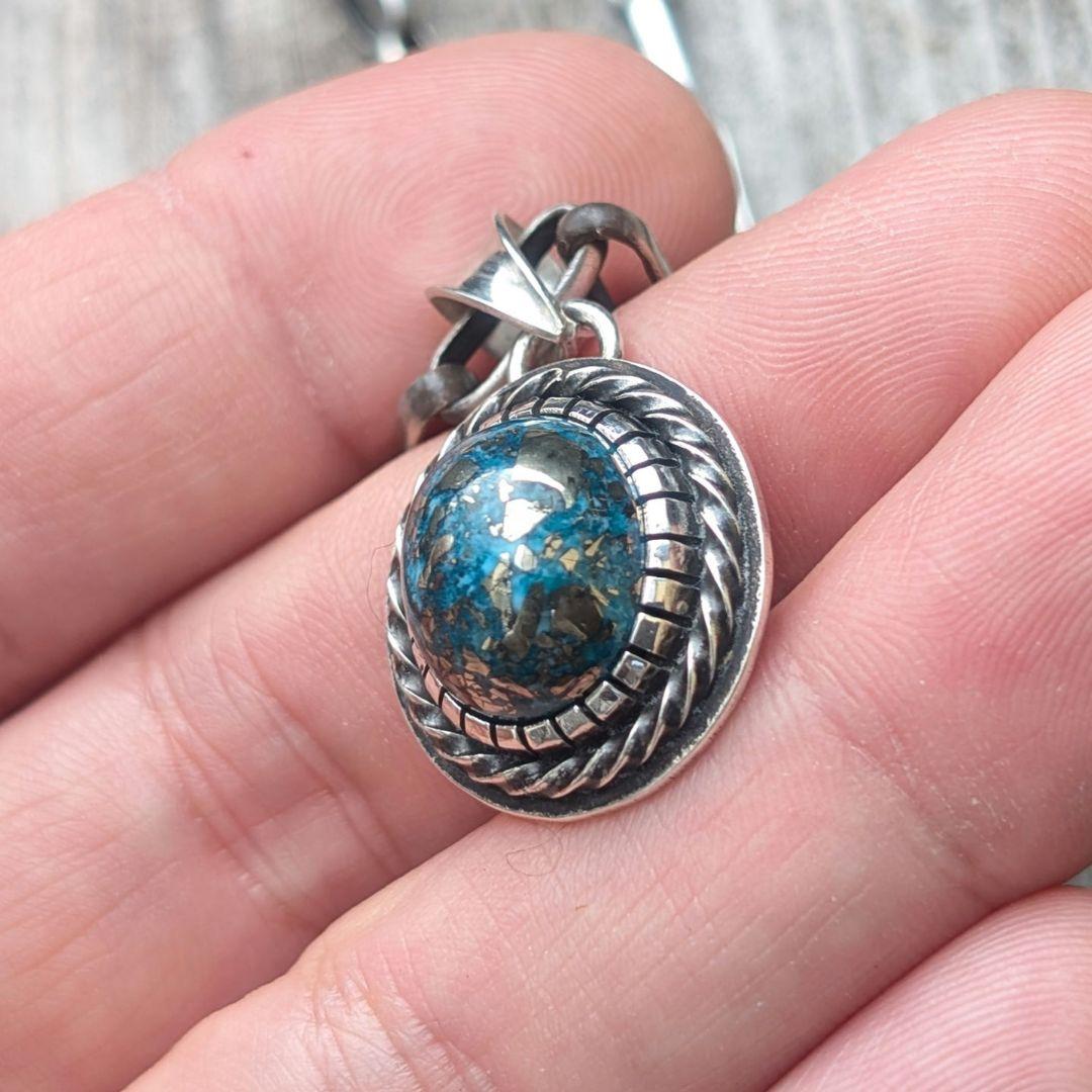 ハンドメイドのターコイズトップ　インディアンジュエリー風　　ネックレストップ