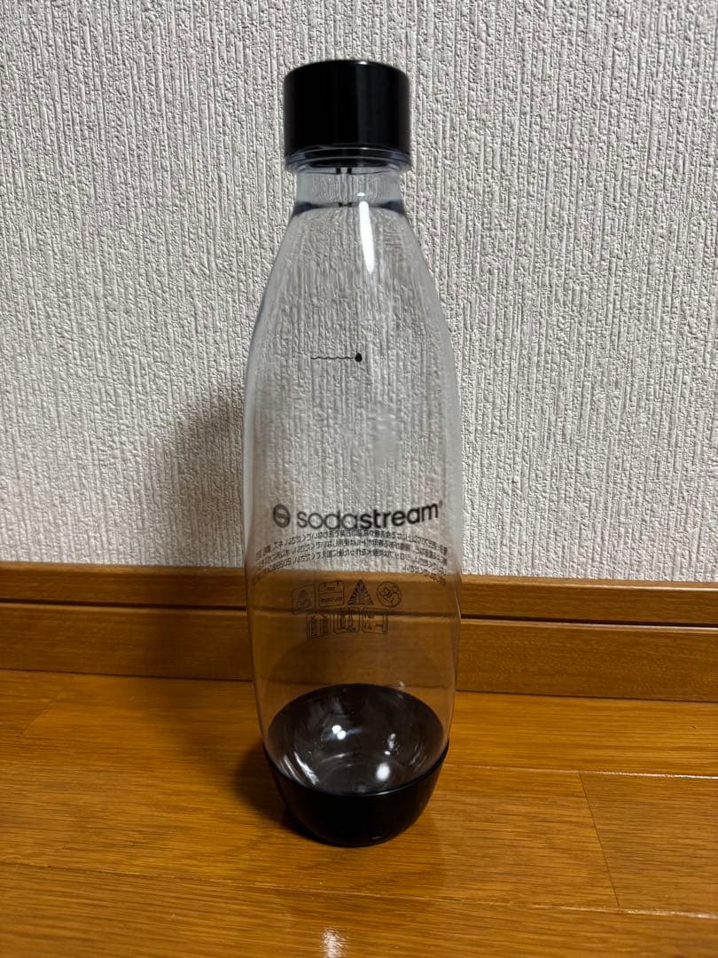 sodastream 炭酸水メーカー 黒色 ガスボンベ4本付き