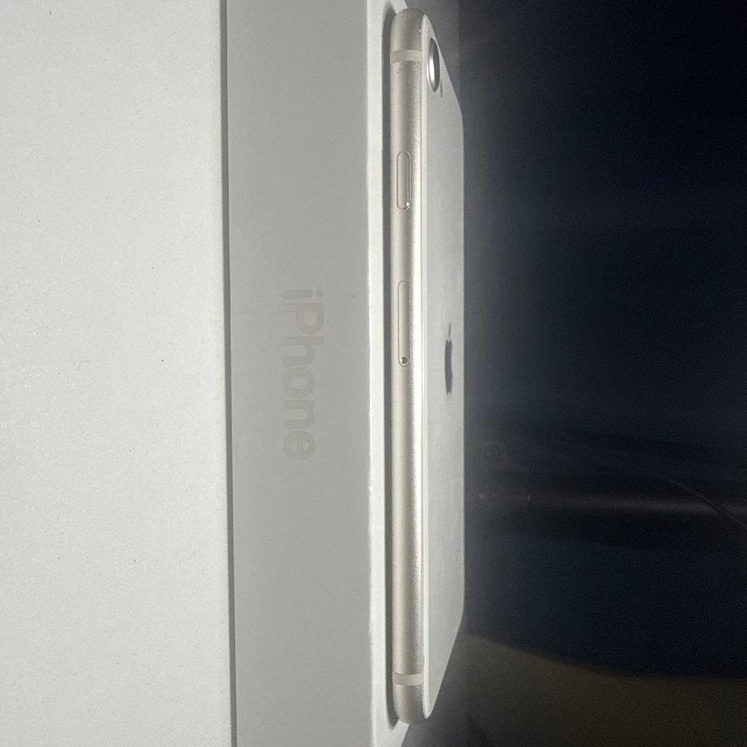 iPhone SE3 64G ホワイト　SIMフリー