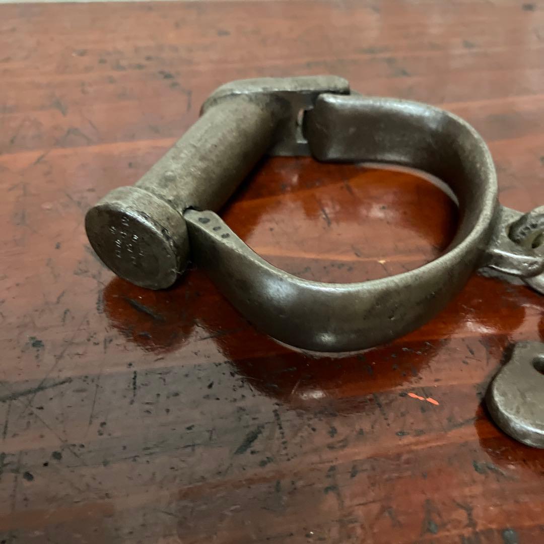 ビンテージ鉄製ハンドカフ　鍵付き