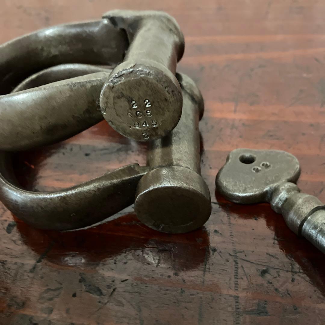 ビンテージ鉄製ハンドカフ　鍵付き