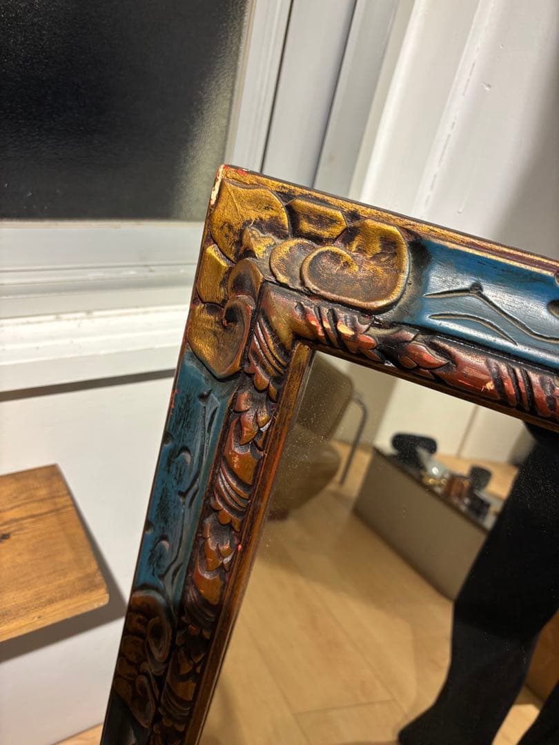 アンティークミラー　彫刻入り壁掛け鏡