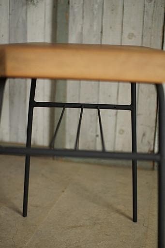 古い小ぶりな古い鉄脚と古材のテーブル