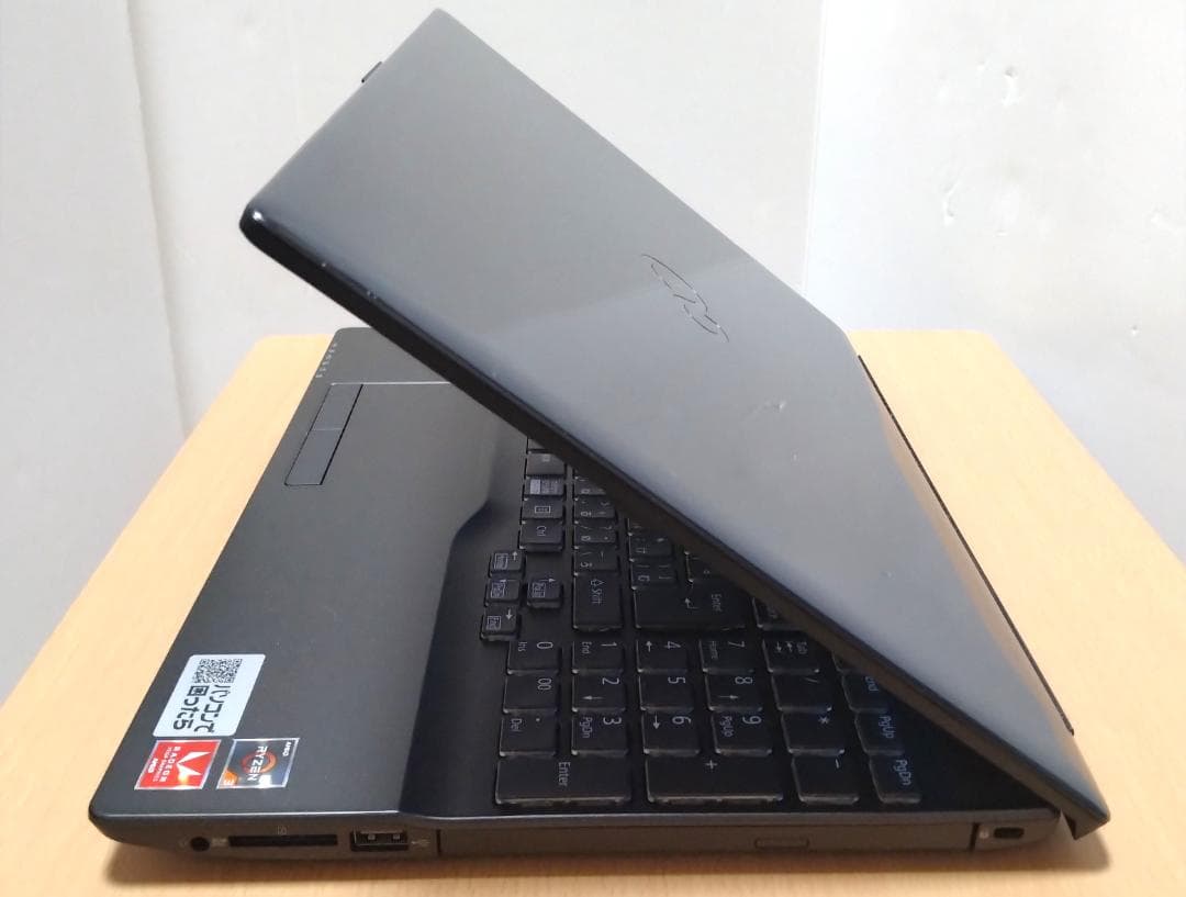 富士通 Ryzen 3 3300U/SSD256GB/メモリ8GB