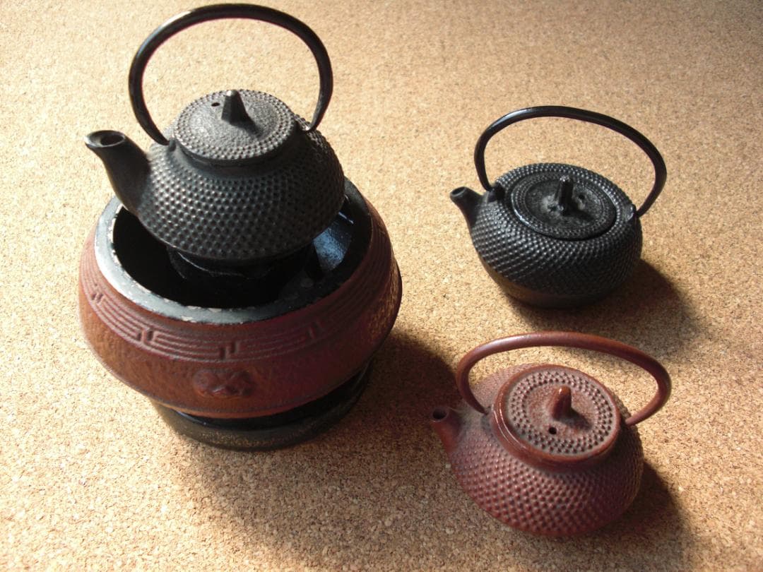 南部鉄器　ミニチュア？黒・赤鉄瓶と五徳セット