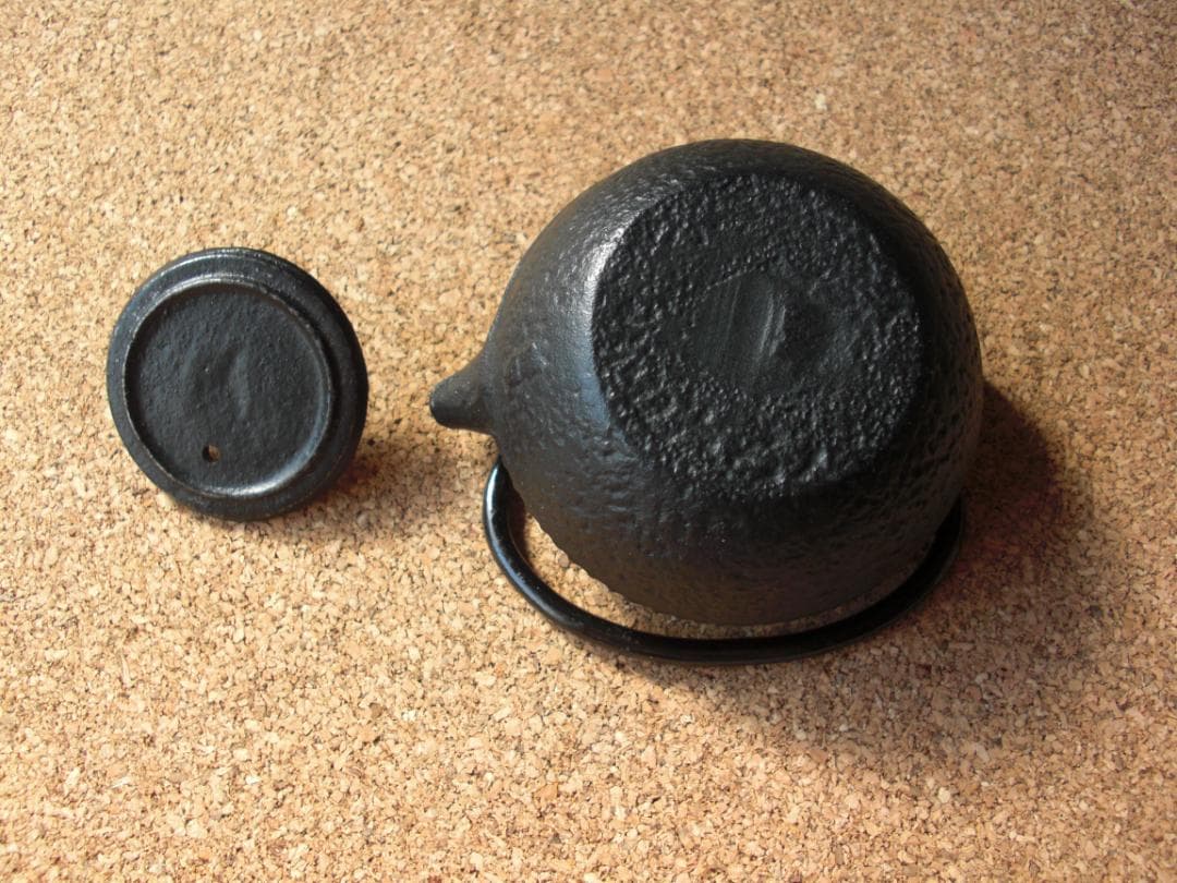 南部鉄器　ミニチュア？黒・赤鉄瓶と五徳セット