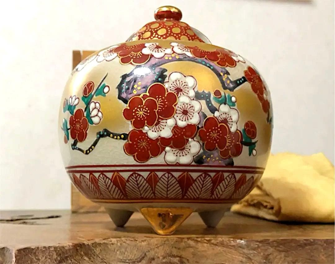 九谷 香呂 錦生 金彩 紅白梅紋 染付 三足 香呂 合わせ箱付き