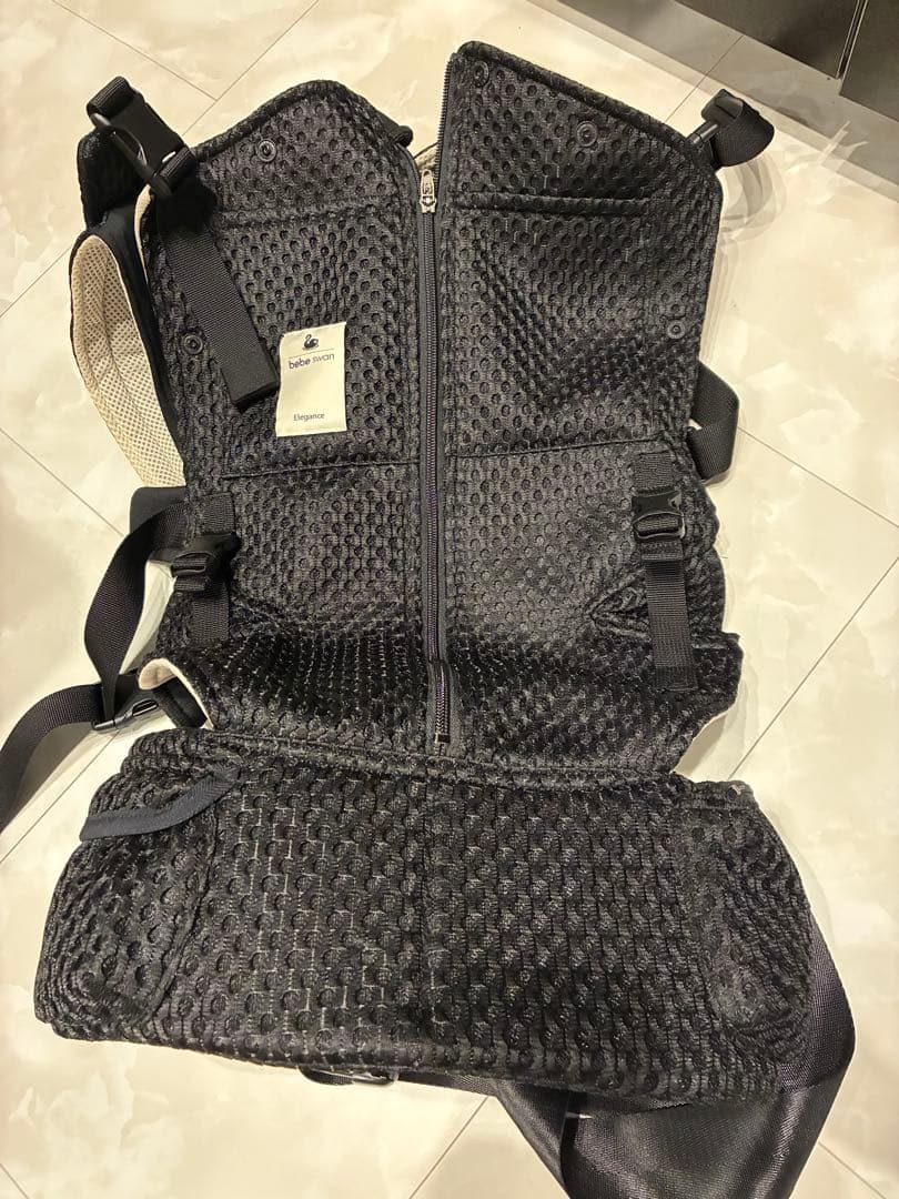 新品同様べべスワン　ブラック　抱っこ紐