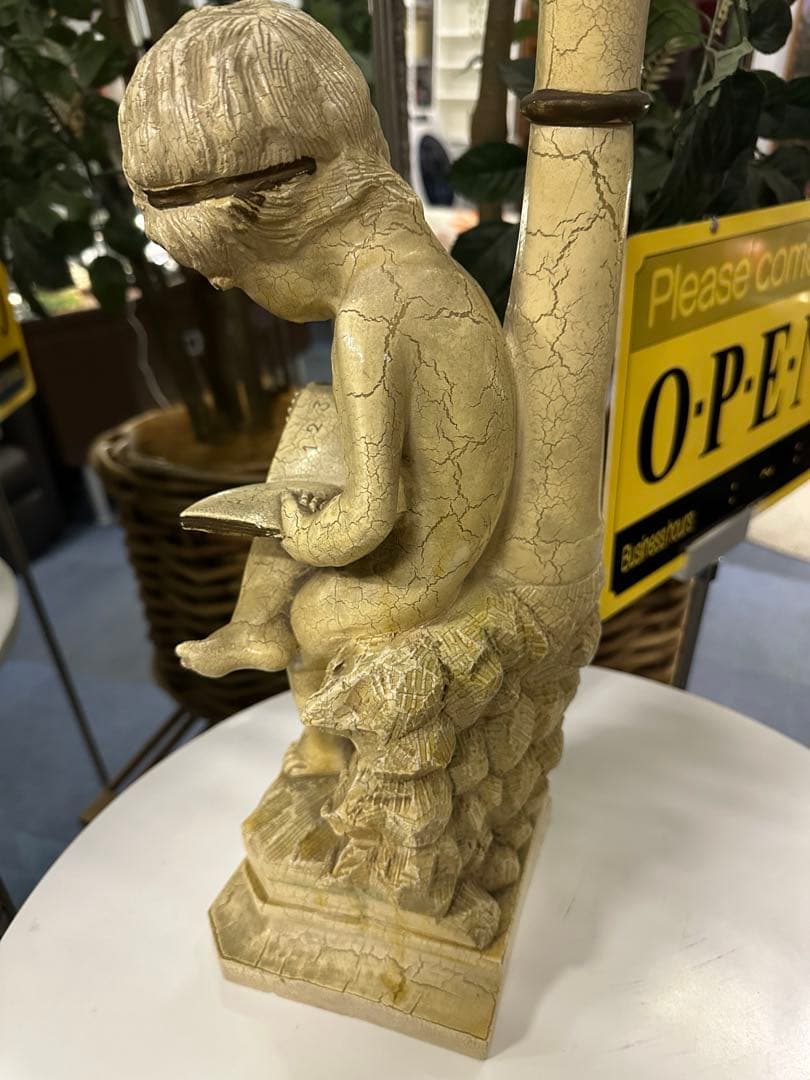 本を読む子供の石膏像 約30cm. アンティーク