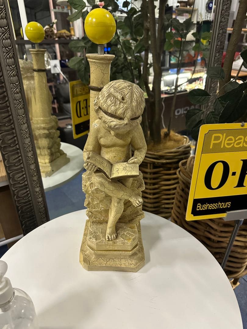 本を読む子供の石膏像 約30cm. アンティーク