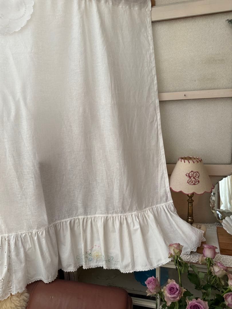 ナチュラルリネンと可愛い花柄刺繍のフリフリカーテン