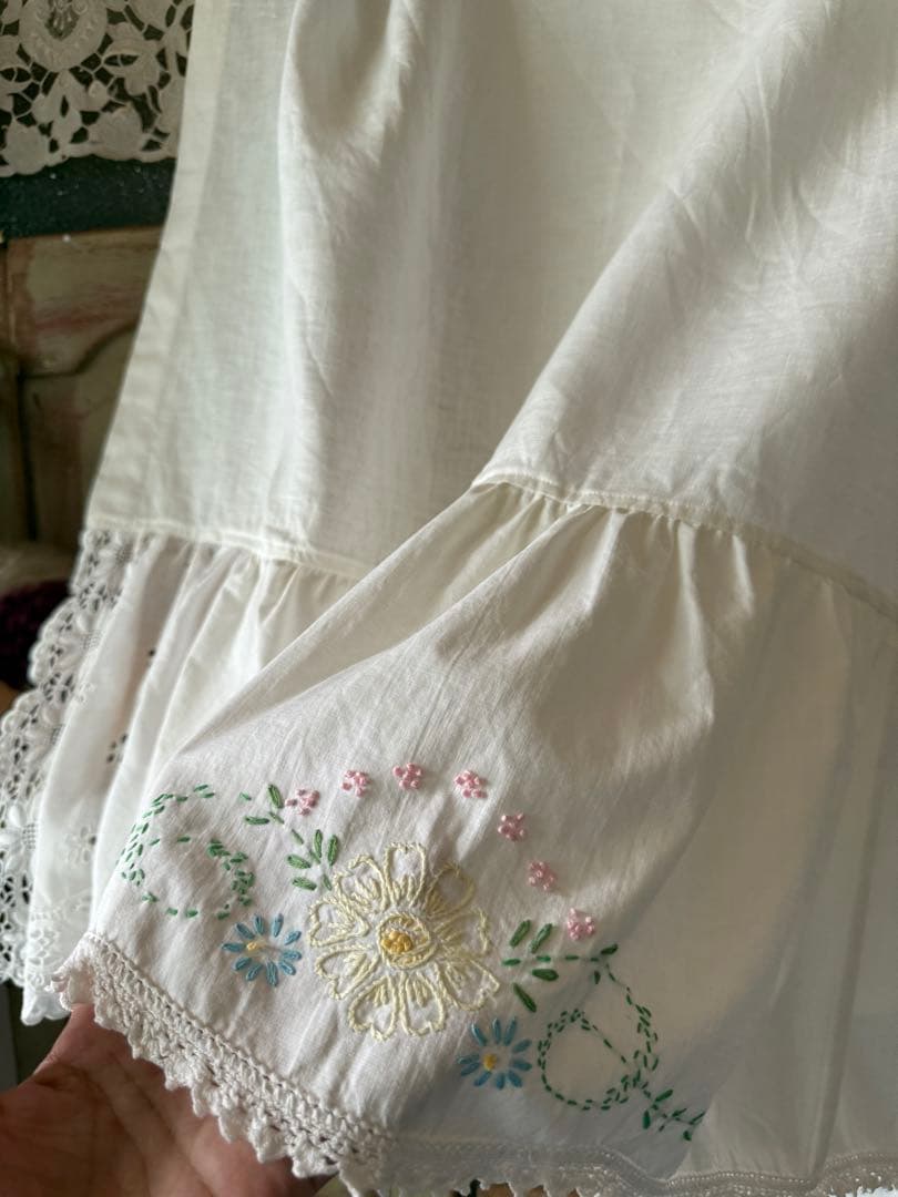 ナチュラルリネンと可愛い花柄刺繍のフリフリカーテン