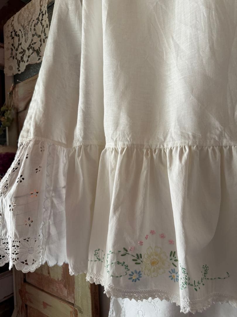 ナチュラルリネンと可愛い花柄刺繍のフリフリカーテン